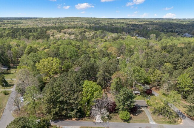 Building Photo - Ranch Three Bedrooms with Fenced in Yard Available April - Move in Ready!