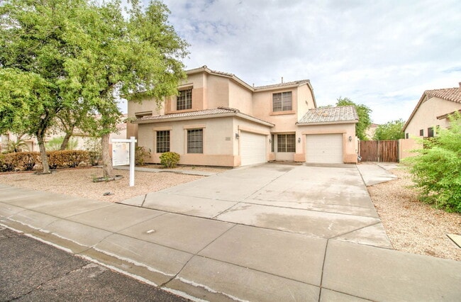 Building Photo - 2026 E County Down Dr