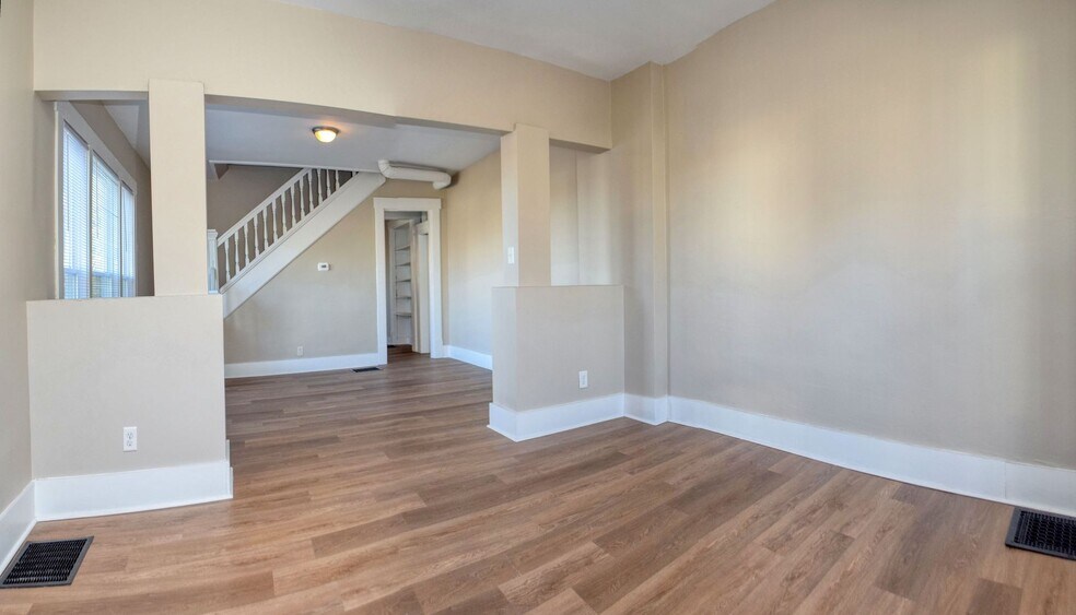 Building Photo - Newly Remodeled 3BR/1.5BA Townhome - Bates Hendricks