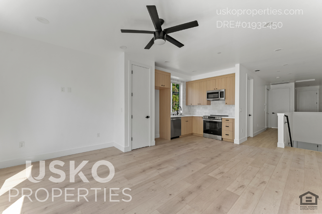 Building Photo - "Chic Urban Living: Spacious 2-Bed, 2-Bath...