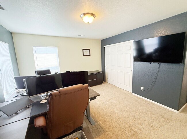 Building Photo - Amazing large 2-Story with open floor plan...