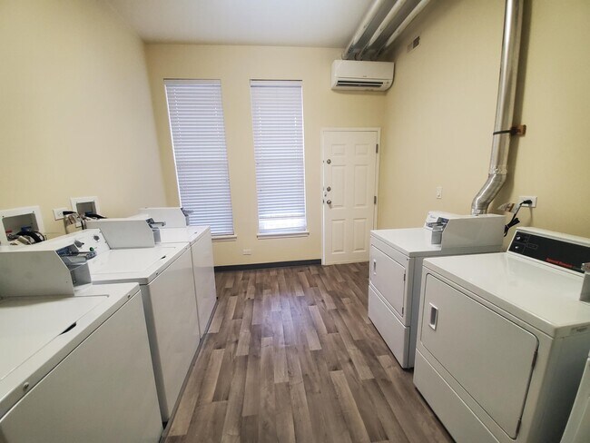 Building Photo - 2236 N California Ave