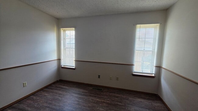 Building Photo - Wonderful 2 Bedroom Duplex in Bethany!  $1250 Per Month!