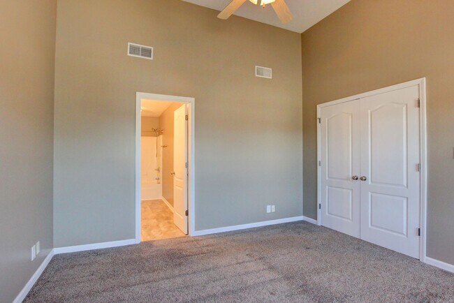 Building Photo - Well-maintained two-story home located in Arthur’s Court.