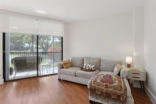 Building Photo - 3101 N Country Club Dr