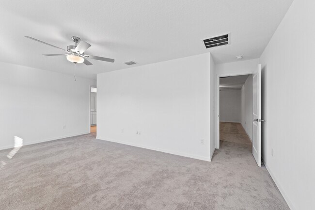 Building Photo - Absolutely stunning 3 BR /2.5 Bath / 2 Car Garage + LOFT townhome in ultra-modern and green-focus...