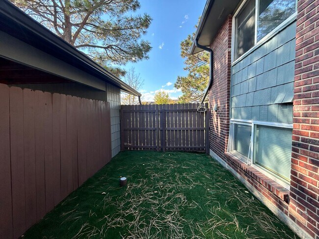 Building Photo - Spacious 2Br/1.5Ba End-Unit Townhome with Carport & Extra Storage