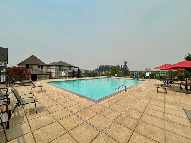 Building Photo - Stunning 2 Bed, 2.5 Bath Craftsman Townhome with Community Amenities!