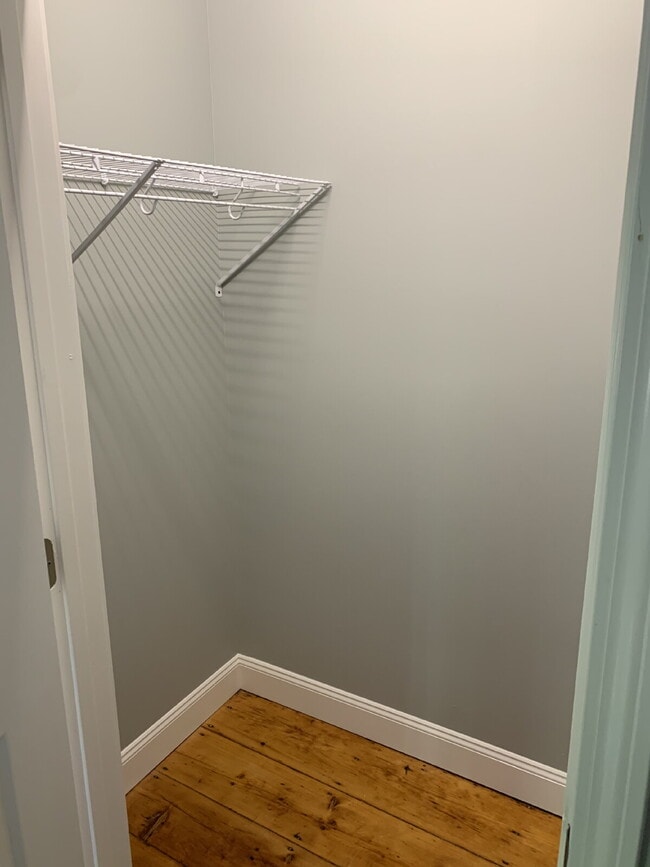 Building Photo - 1ST FLOOR!  3-bedroom unit located on a quiet dead-end street!
