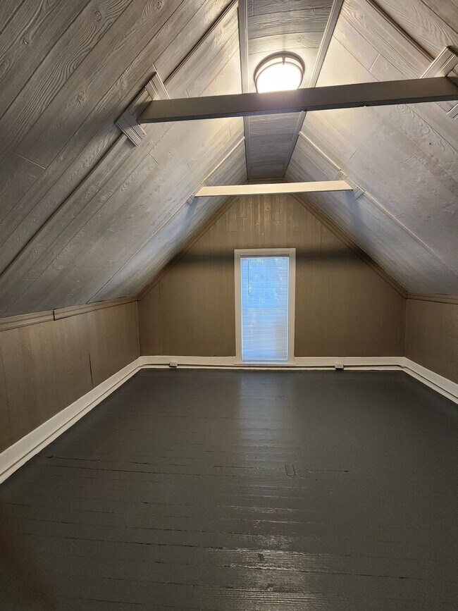 Building Photo - 4 Bedroom 1 bath