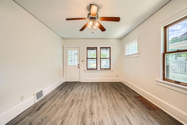 Building Photo - 1083 Western Ave N