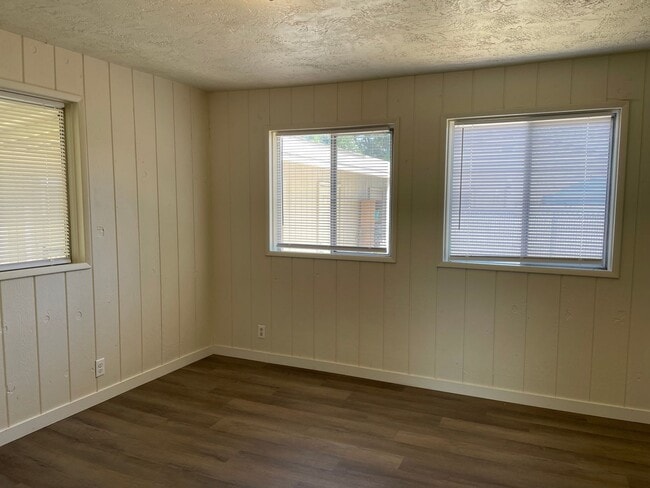 Building Photo - Nice 3 bedroom 1 Bath Home-Fully Fenced Ba...