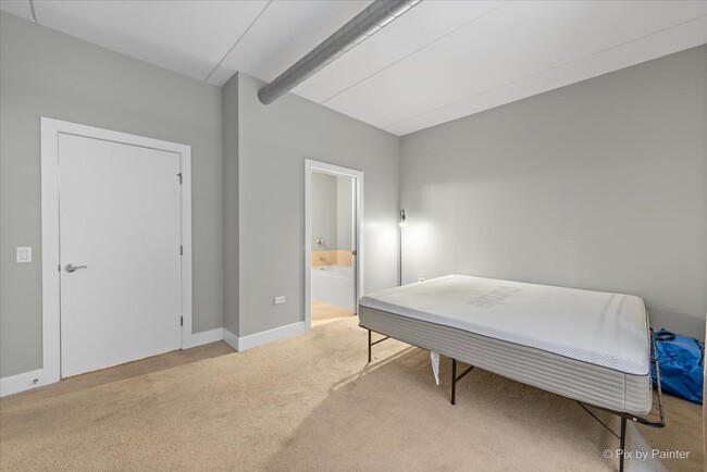 Building Photo - 873 N Larrabee St