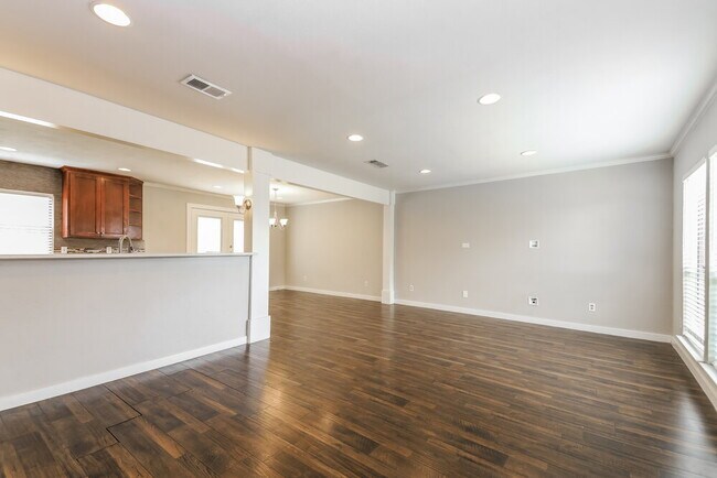 Building Photo - 2325 Woodhollow Ave