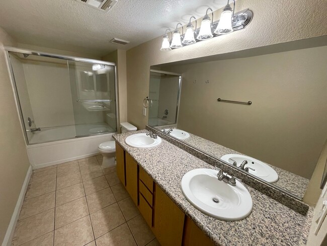 Building Photo - Gorgeous 2nd Floor Unit-Available SOON!
