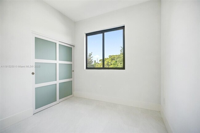 Building Photo - 119 NE 118th St