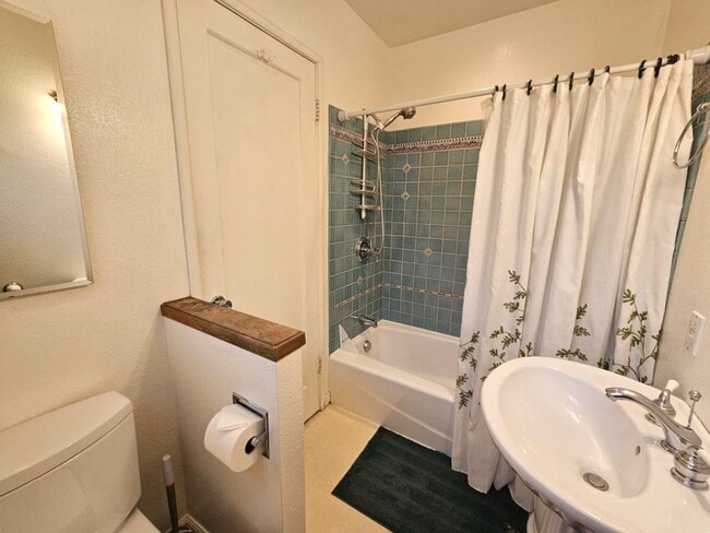 Building Photo - Charming 3 Bedroom Home in Southgate Neigh...
