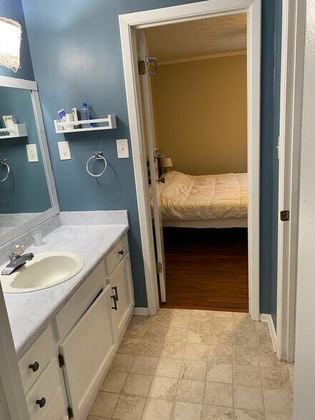 Master Bath - 701 Tuxworth Cir