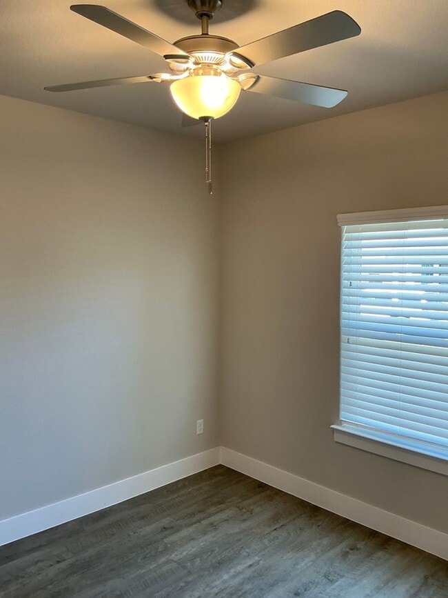 Building Photo - 4/2/2 GODLEY ISD - Two Story Home - Fireplace