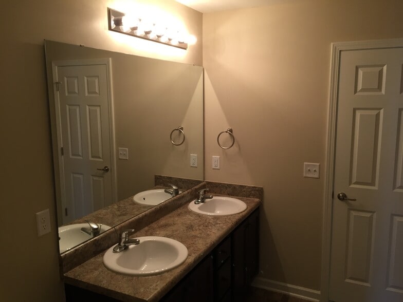 Building Photo - 17 Amber Dr