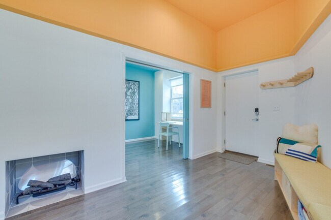 Building Photo - 3247 S Oakley Ave