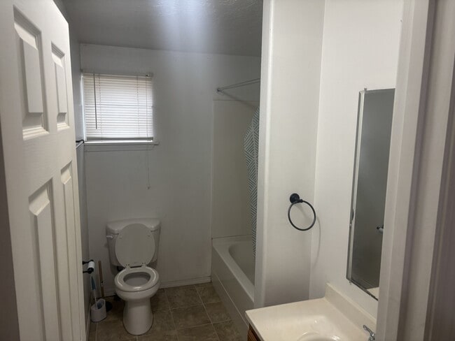 Building Photo - 1166 SE Hamilton Rd