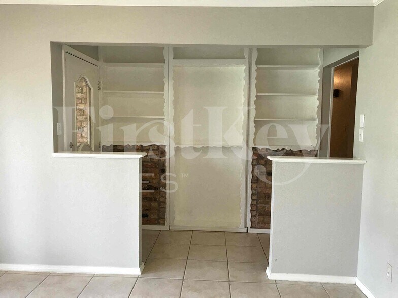 Building Photo - 2710 Peachtree Ln