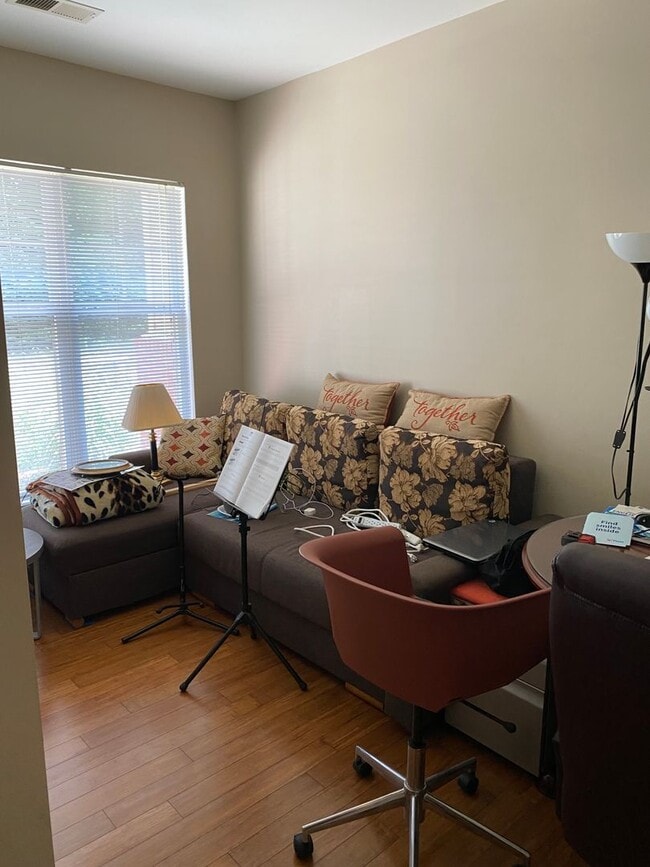 Building Photo - Pet-Friendly! Fantastic south charlotte location just minutes to everything!