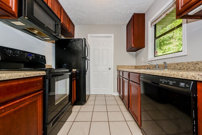 Building Photo - 999 Fairview Rd