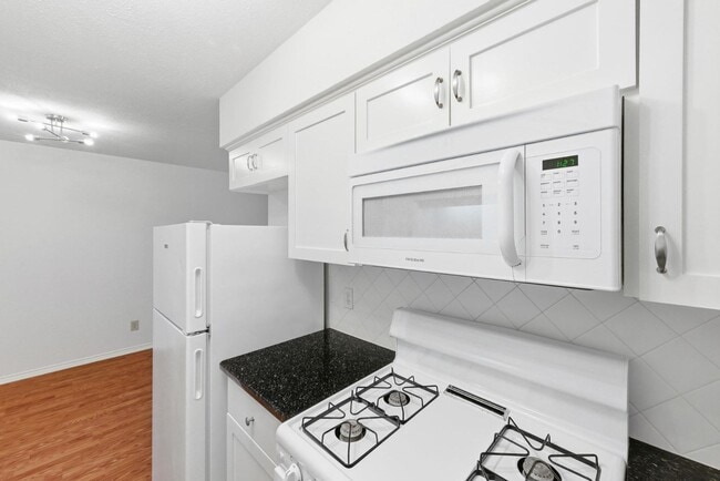 Building Photo - 505 W 7th St