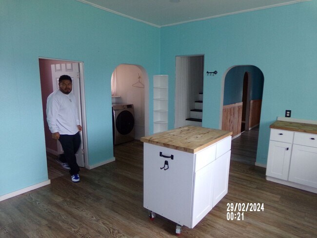 Building Photo - 4bd 1ba Home