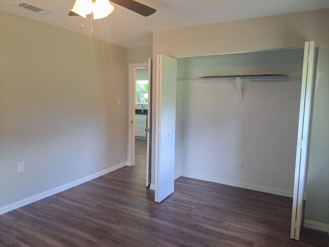 Building Photo - 5 bedroom / 2 bath