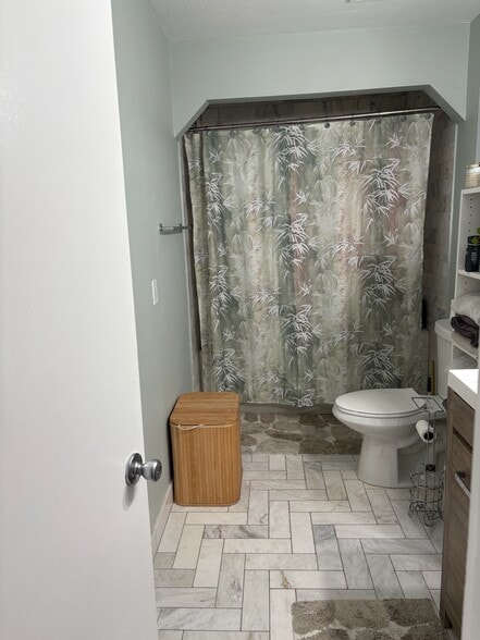 Master bathroom - 10928 NW 34th Pl