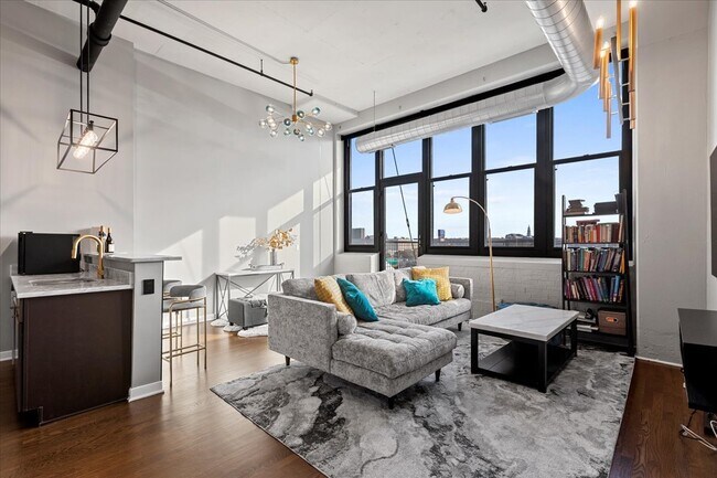 Building Photo - 1224 W Van Buren St