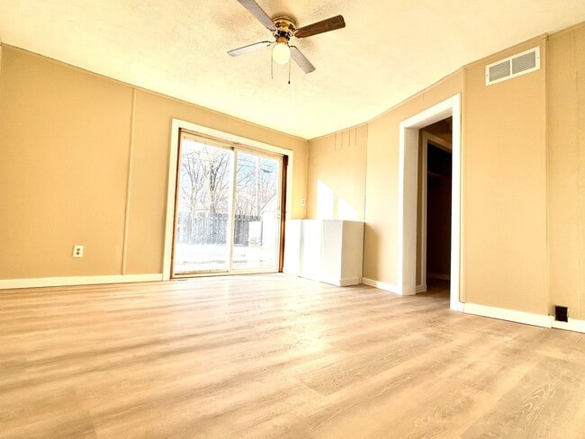 Building Photo - Cute Home, Close to Fort Riley