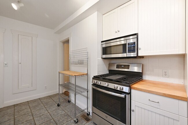 Building Photo - Charming 3 Bedroom/2 Bath Craftsman Home for Lease in Phinney/Greenlake