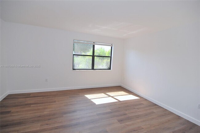 Building Photo - 9427 Fontainebleau Blvd