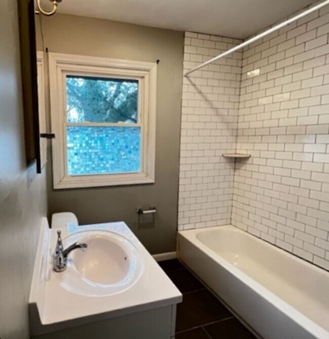 Building Photo - 3 BR/ 1 BA w/ renovated kitchen and bath
