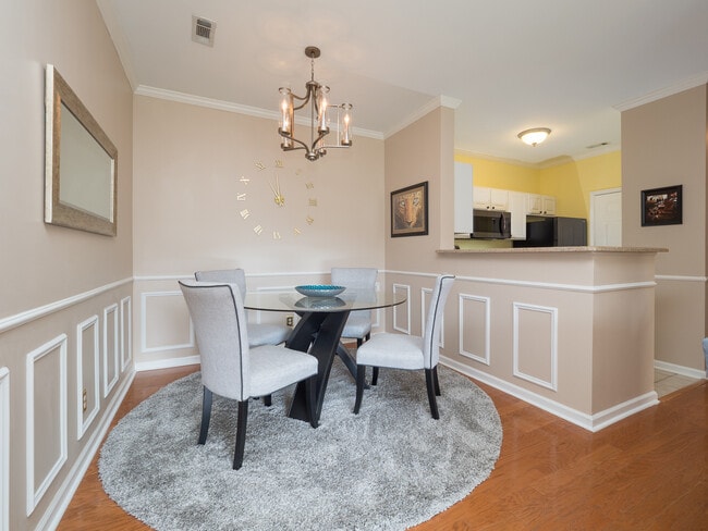 dining area - 1600 Long Grove Dr