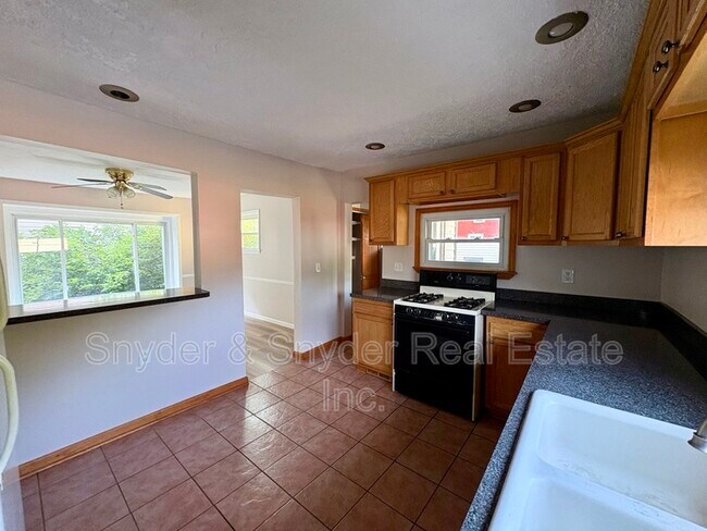 Building Photo - 605 Sackett Ave