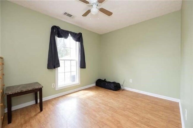 Building Photo - 5 Bedroom home available to rent!