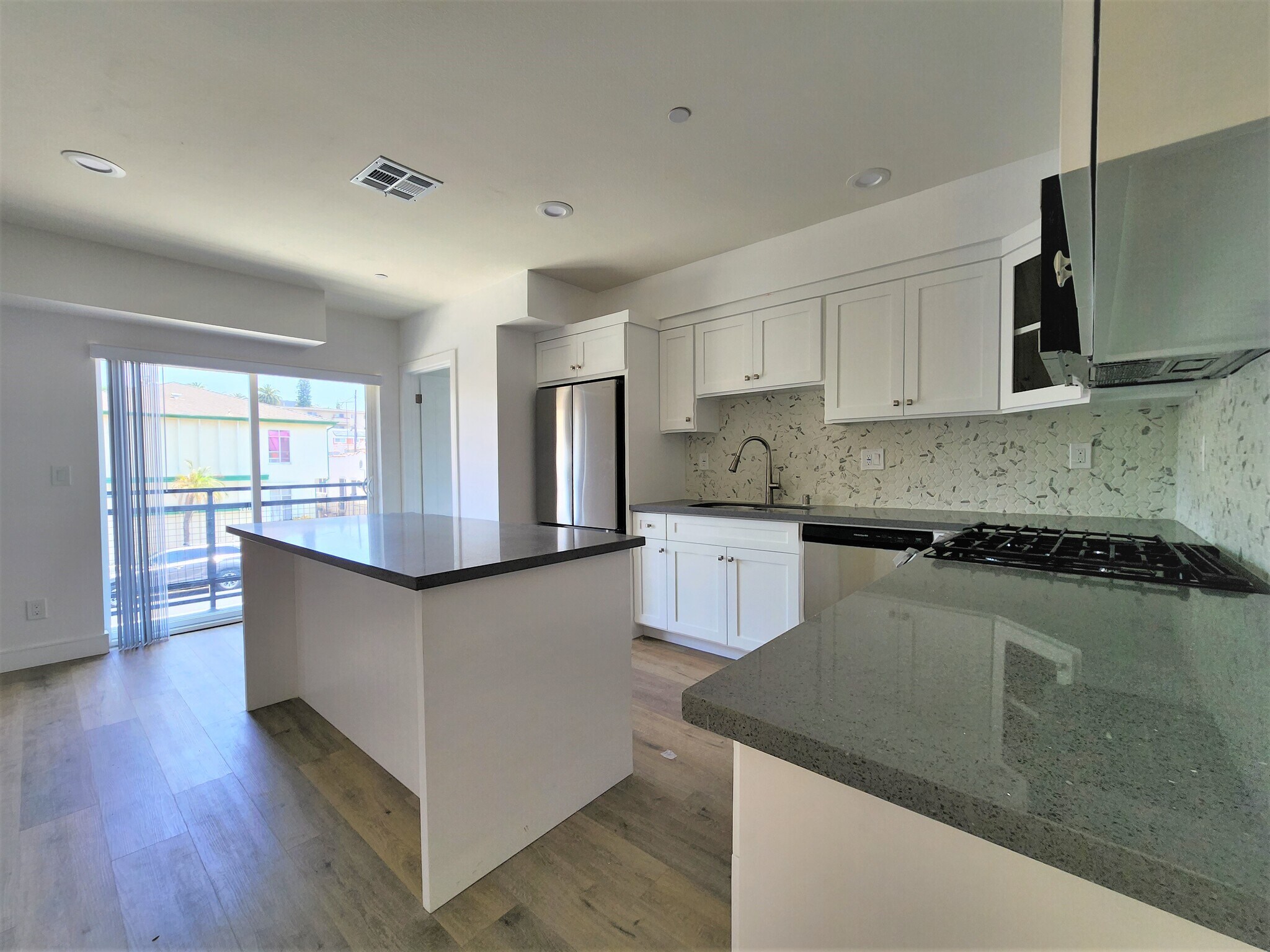 Building Photo - 543 N Kingsley Dr