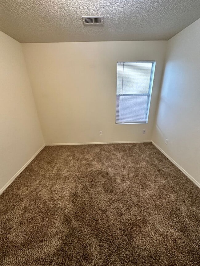 Building Photo - 4 bed 2 bath home in Huning Ranch