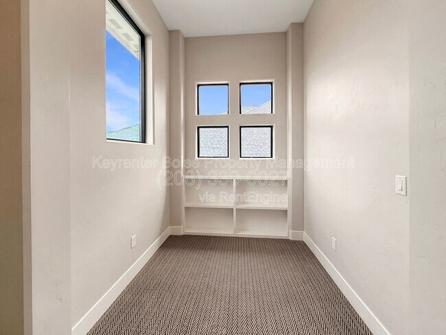 Building Photo - 8343 W Sparks Lake Dr