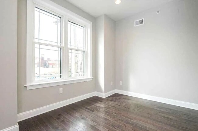 Building Photo - Gorgeous 3-Bedroom Townhome with Finished Basement and Rooftop Deck! Available mid-June!