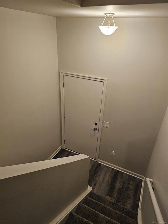 Building Photo - Downtown Mount Clemens Loft 2 Bedroom, 1 Bath Top Floor, Garage. Soaring 20-Foot Ceilings, Dramat...