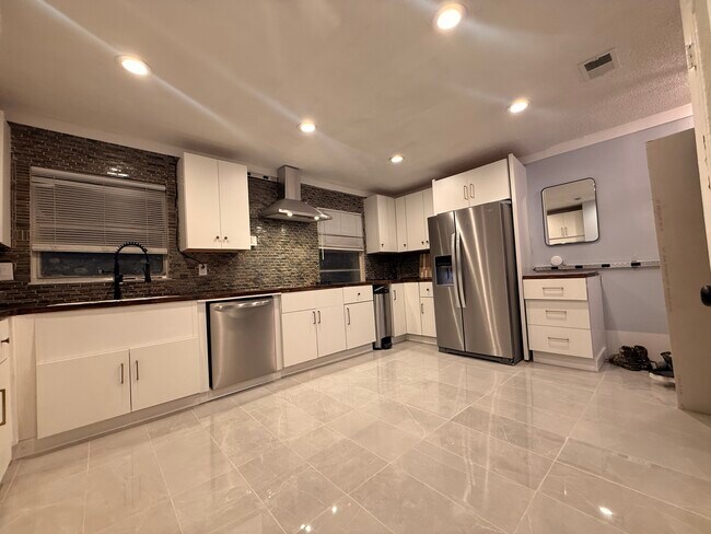Building Photo - 7210 Manhattan Dr