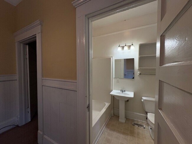 Building Photo - 946 Magnolia St