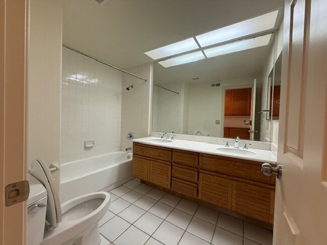 Building Photo - Spacious Home in Tustin with Main Floor Be...