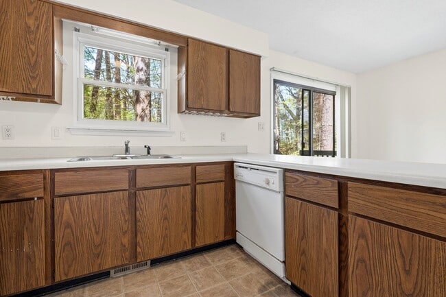 Building Photo - Fully Repainted 2be/1.5ba Duplex With Easy Access To The Highway